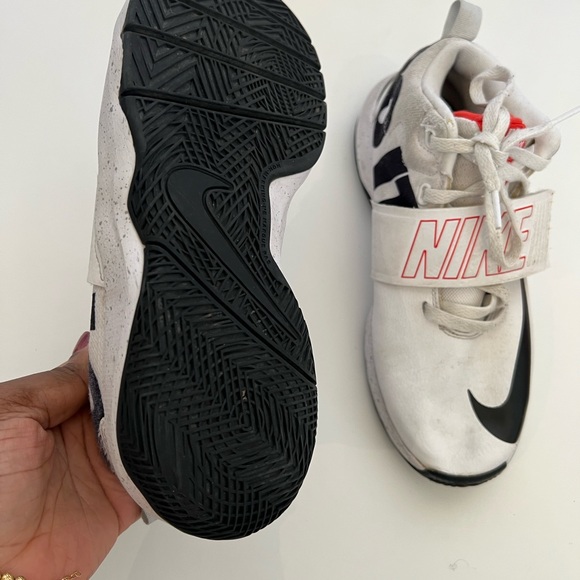 Nike boys size 6 white sneaker…. - Picture 5 of 6